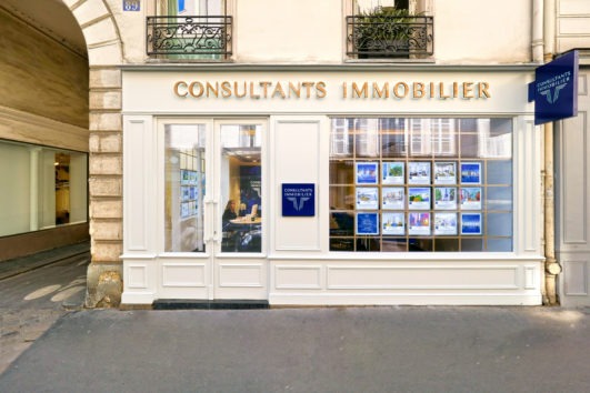 Zoom sur la nouvelle agence bleu & or rue Saint-Dominique ouverte dans le 7e arrondissement, entre les Invalides et le Champs-de-Mars.