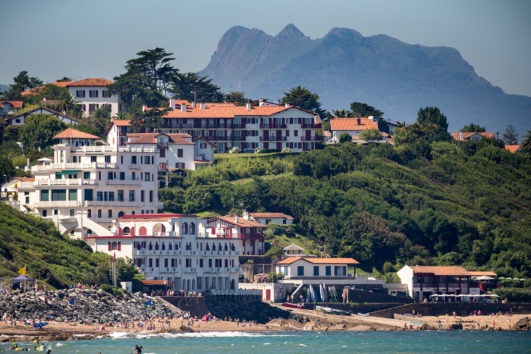 La côte Basque de Guéthary à Biarritz est une source d’inspiration. Entre maisons typiques, sports, nature et palaces.